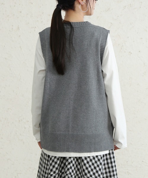 Doux Belle（ドゥーベル）の「ラウンドネックニットベスト（ベスト・レディース・ベージュ/ブルー/グレー/ブラック・MEDIUM/X-LARGE/SMALL/LARGE）」の22枚目の写真