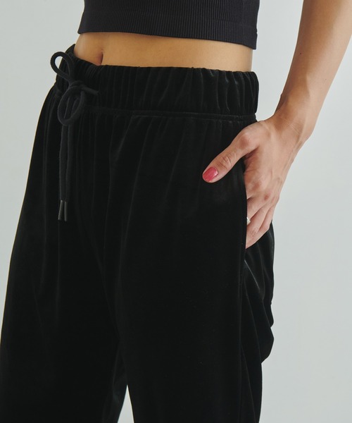 FRUIT OF THE LOOM × 浅井なつみ(フルーツオブザルームアサイナツミ)の「FTL×浅井なつみ VELOUR PANTS / ベロア / イージー / らくちん / コラボ(その他パンツ・レディース・ブラック/ピンク・M/L)」の4枚目の写真