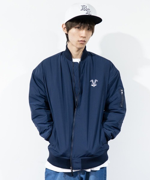 TopIsm（トップイズム）の「RIO.REVIB 中綿ナイロンツイルMA-1（MA-1・メンズ・ホワイト/ネイビー/ブラック/グリーン・L/M/XL）」の4枚目の写真