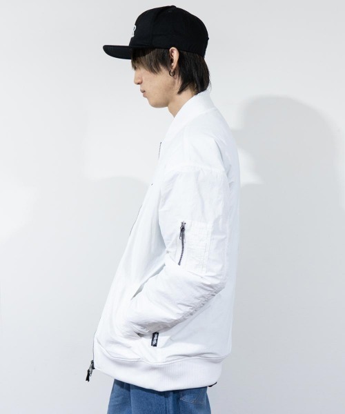 TopIsm（トップイズム）の「RIO.REVIB 中綿ナイロンツイルMA-1（MA-1・メンズ・ホワイト/ネイビー/ブラック/グリーン・L/M/XL）」の5枚目の写真