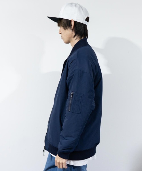 TopIsm（トップイズム）の「RIO.REVIB 中綿ナイロンツイルMA-1（MA-1・メンズ・ホワイト/ネイビー/ブラック/グリーン・L/M/XL）」の12枚目の写真