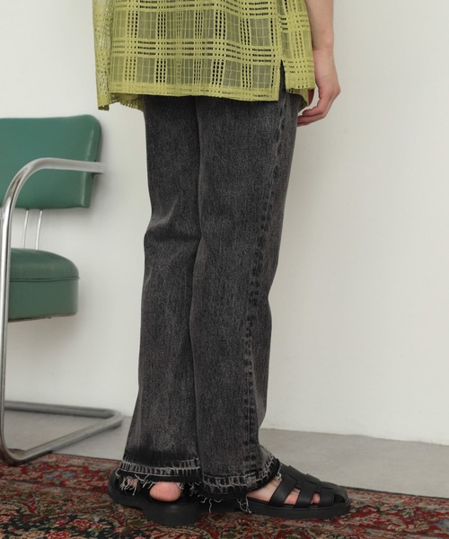 SENSE OF PLACE by URBAN RESEARCH(センスオブプレイスバイアーバンリサーチ)の「デニムフレアパンツ(デニムパンツ・メンズ・ブラック/インディゴブルー・MEDIUM/LARGE)」の6枚目の写真