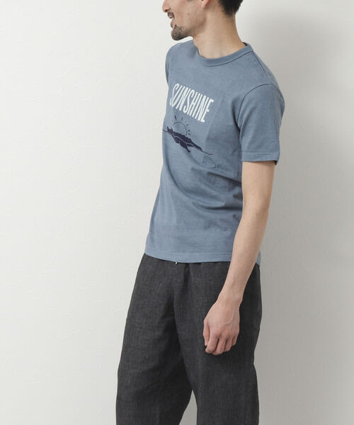 BARNS OUTFITTERS(バーンズアウトフィッターズ)の「【BARNS OUTFITTERS/バーンズアウトフィッターズ】別注吊り編みTシャツ SUNSHINE(Tシャツ/カットソー・メンズ・ホワイト/グレイッシュブルー/グレー・S/M/L/XL)」の8枚目の写真