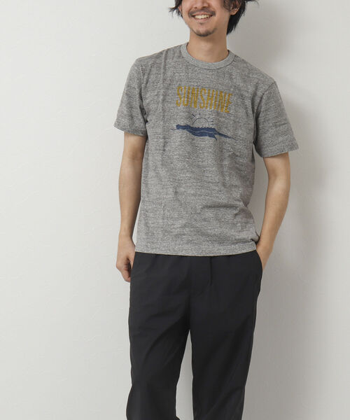 BARNS OUTFITTERS(バーンズアウトフィッターズ)の「【BARNS OUTFITTERS/バーンズアウトフィッターズ】別注吊り編みTシャツ SUNSHINE(Tシャツ/カットソー・メンズ・ホワイト/グレイッシュブルー/グレー・S/M/L/XL)」の15枚目の写真