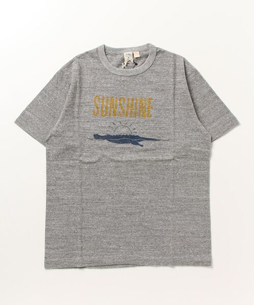 BARNS OUTFITTERS(バーンズアウトフィッターズ)の「【BARNS OUTFITTERS/バーンズアウトフィッターズ】別注吊り編みTシャツ SUNSHINE(Tシャツ/カットソー・メンズ・ホワイト/グレイッシュブルー/グレー・S/M/L/XL)」の3枚目の写真