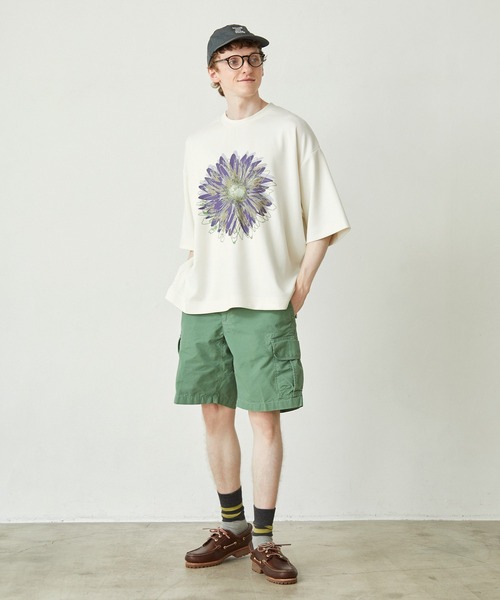 EMMA CLOTHES(エマクローズ)の「オーバーサイズフラワーアートグラフィック半袖Tシャツ EMMA CLOTHES(Tシャツ/カットソー・メンズ・ブラック/オフホワイト/グリーン系・M/L)」の4枚目の写真