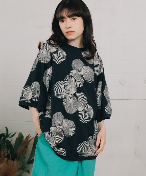 REMI RELIEF（レミレリーフ）の「REMI RELIEF/レミレリーフ シェル柄カットJQ T Tシャツ 総柄Ｔシャツ オーバーサイズ（Tシャツ/カットソー・メンズ・ブラウン/ベージュ/チャコール・L/M/XL）」の2枚目の写真