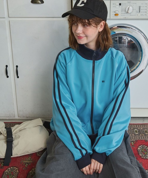 MONO-MART LADY'S（モノマートレディース）の「ワンポイントナンバリング刺繍ライントラックジャケット（ジャージ・レディース・グリーン/ネイビー/ベージュ/ブラウン/ライトブルー/アイボリー・FREE）」の22枚目の写真