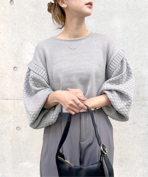 Meli rich（メリーリッチ）の「ポップコーンショート丈ニット（ニット/セーター・レディース・レッド/グレー/ブラック/アイボリー・MEDIUM）」の5枚目の写真