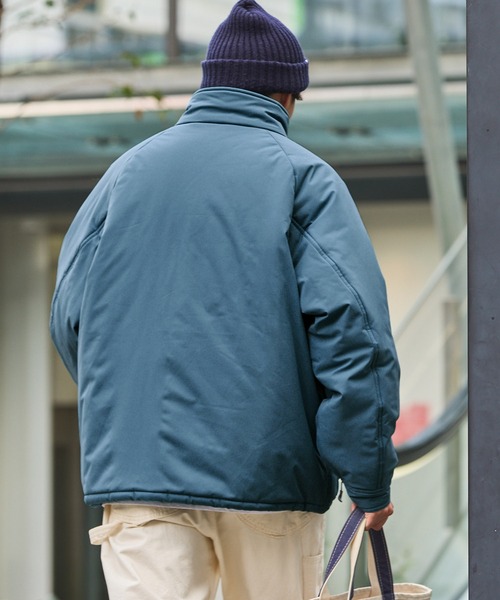 THE CRAFT CREW PRODUCTS(ザクラフトクループロダクツ)の「ビッグシルエット スタンドカラー パディングジャケット / 撥水・防風【THE CRAFT CREW PRODUCTS】(ダウンジャケット/コート・メンズ・ライトグレー系/ベージュ/オリーブ/エメラルドブルー/ブラック・M/L/S)」の11枚目の写真