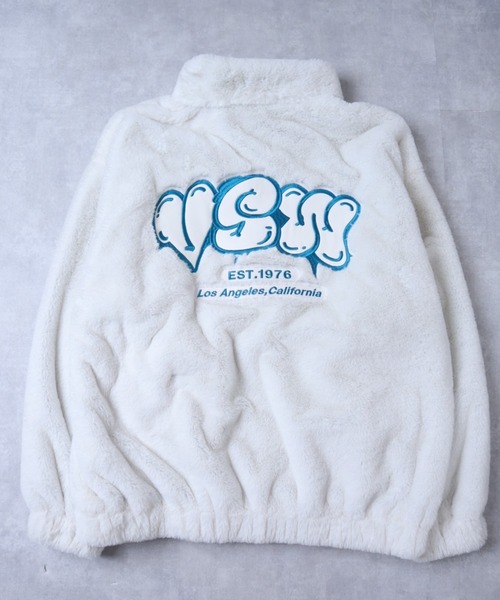 VISION STREET WEAR(ヴィジョンストリートウェア)の「【VISION STREET WEAR/ヴィジョンストリートウェア】VSWバックロゴスタンドネックファーブルゾン(ブルゾン・メンズ・ブラック/ホワイト・M/L/XL)」の3枚目の写真