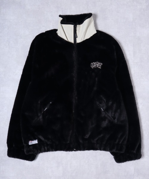 VISION STREET WEAR(ヴィジョンストリートウェア)の「【VISION STREET WEAR/ヴィジョンストリートウェア】VSWバックロゴスタンドネックファーブルゾン(ブルゾン・メンズ・ブラック/ホワイト・M/L/XL)」の4枚目の写真