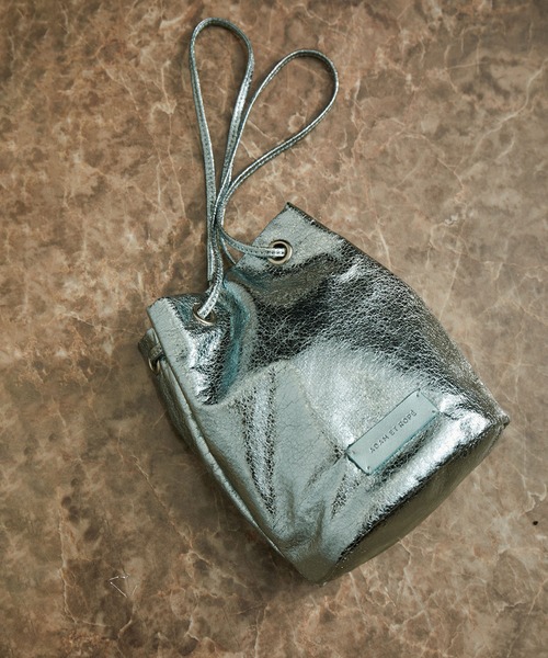 ADAM ET ROPE'(アダムエロペ)の「【サステナブル】メタリック巾着バッグ(ハンドバッグ・レディース・シルバー/サックスブルー/ブラック/レッド・FREE)」の3枚目の写真