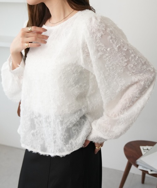 Ada.(エイダ)の「【オフィスカジュアルにも使える】クルーネック シアー 花柄 フェザー ブラウス(シャツ/ブラウス・レディース・ホワイト/ブラック・FREE)」の2枚目の写真