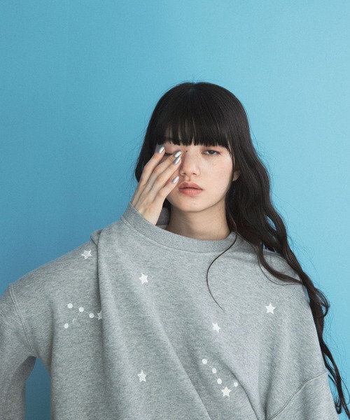 niko and...（ニコアンド）の「[MODE NORM CORE]エンブロクルースウェットプルオーバー（スウェット・レディース・グレー/ネイビー/オレンジ・MEDIUM/LONG）」の2枚目の写真