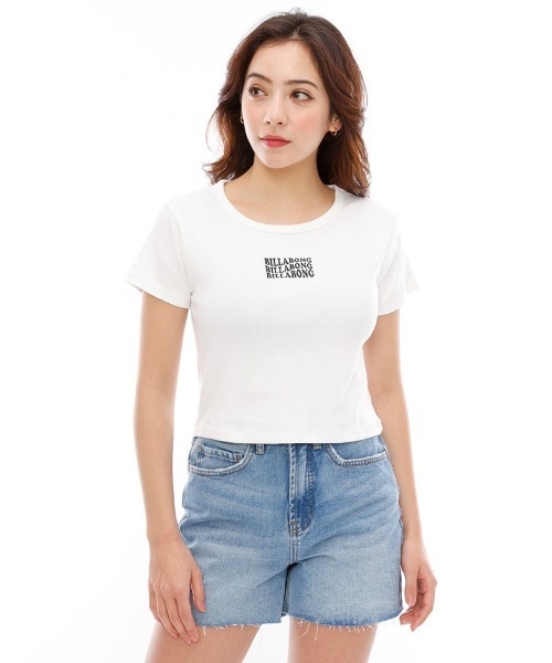BILLABONG(ビラボン)の「BILLABONG レディース BABY FIT LOGO EMB TEE Tシャツ 【2024年春夏モデル】/ビラボンクロップドスリムフィット半袖Tシャツ(Tシャツ/カットソー・レディース・ライトブルー/ブラック/ホワイト・MEDIUM)」の2枚目の写真