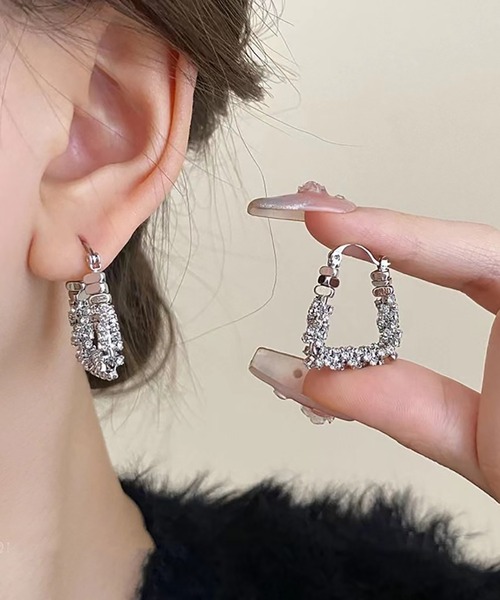 LA VORAGINE(ラ ヴォラジネ)の「アレルギー対応Uモチーフビーズピアス(ピアス(両耳用)・レディース・ゴールド/シルバー・FREE)」の3枚目の写真