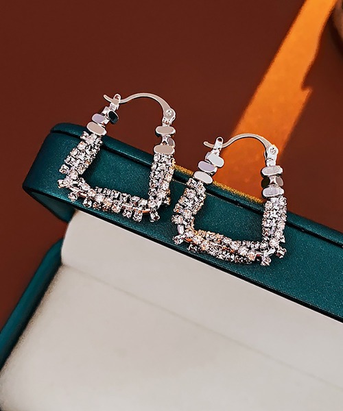 LA VORAGINE(ラ ヴォラジネ)の「アレルギー対応Uモチーフビーズピアス(ピアス(両耳用)・レディース・ゴールド/シルバー・FREE)」の6枚目の写真