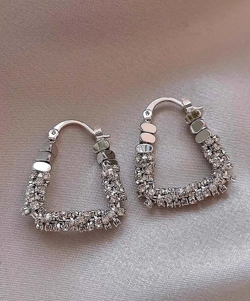LA VORAGINE(ラ ヴォラジネ)の「アレルギー対応Uモチーフビーズピアス(ピアス(両耳用)・レディース・ゴールド/シルバー・FREE)」の8枚目の写真