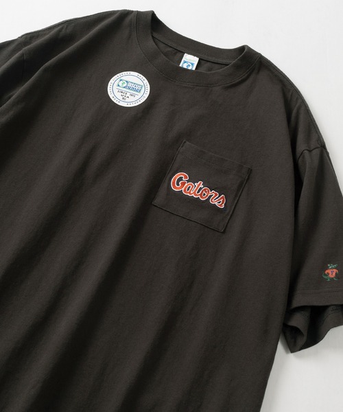 DISCUS ATHLETIC（ディスカス　アスレチック）の「【DISCUS×UNIVERSITY COLLECTION】2カレッジ オフィシャルロゴ フロントプリント＆刺繍デザイン ビッグシルエット 半袖Tシャツ/ポケットT（Tシャツ/カットソー・レディース・ホワイト系その他2/アッシュグレー/チャコールグレー/ブラック系その他/オフホワイト/ホワイト系その他/ホワイト/スミクロ/オートミール/オレンジ/ネイビー/ブラック・L/M）」の2枚目の写真