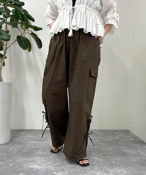 fredy emue（フレディエミュ）の「サイドリボンカーゴパンツ（カーゴパンツ・レディース・ベビーピンク/ブラック/ブラウン・38）」の3枚目の写真