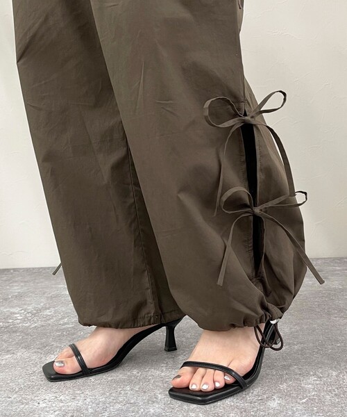 fredy emue（フレディエミュ）の「サイドリボンカーゴパンツ（カーゴパンツ・レディース・ベビーピンク/ブラック/ブラウン・38）」の8枚目の写真