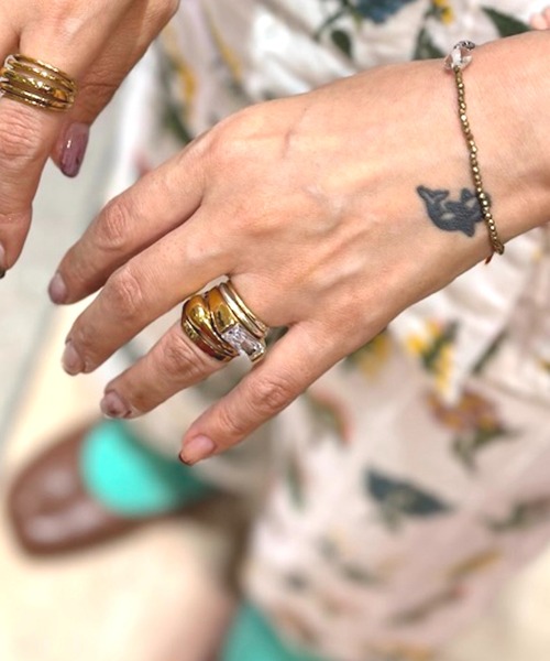 TUWAKRIM（トゥワクリム）の「【TUWAKRIM】レクタングルジルコニアリング（リング・レディース・ゴールド・MEDIUM/LARGE/X-LARGE）」の3枚目の写真