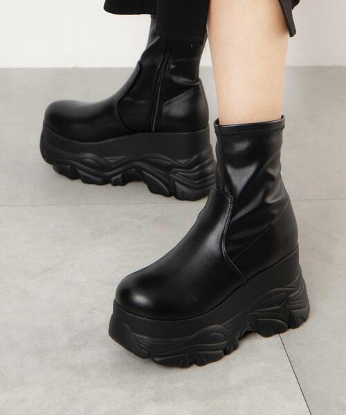 WEGO(ウィゴー)の「WEGO/厚底ボリュームスニーカーソールショートブーツ(ブーツ・レディース・ブラック・MEDIUM/LARGE)」の2枚目の写真