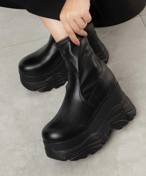 WEGO(ウィゴー)の「WEGO/厚底ボリュームスニーカーソールショートブーツ(ブーツ・レディース・ブラック・MEDIUM/LARGE)」の3枚目の写真