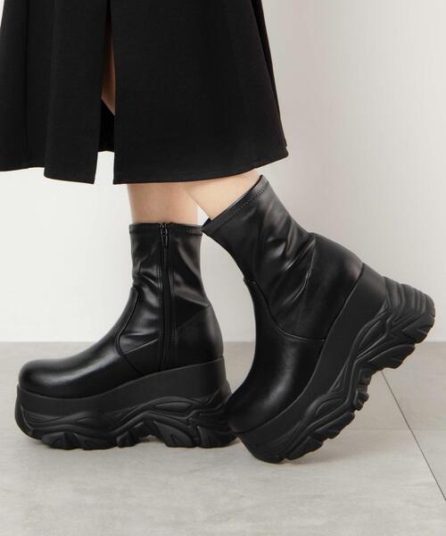 WEGO(ウィゴー)の「WEGO/厚底ボリュームスニーカーソールショートブーツ(ブーツ・レディース・ブラック・MEDIUM/LARGE)」の4枚目の写真