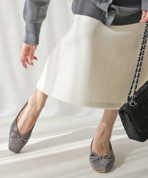 Fin（フィン）の「スクエアトゥVカットバレエシューズ【低反発スポンジ入り】（バレエシューズ・レディース・ブラック/シルバー/ブラック系その他/グレー/レッド・22.5cm/24.5cm/24cm/23.5cm/23cm）」の4枚目の写真