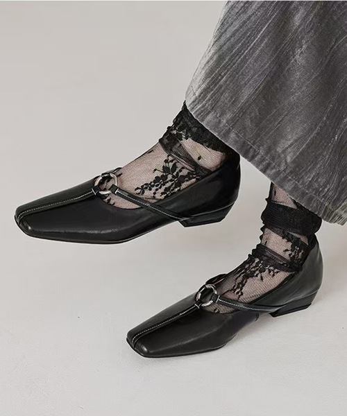 Lace Ladies(レースレディース)の「レザー調 スクエアトゥ ストラップ リング パンプス(パンプス・レディース・ブラウン/ブラック・24cm/24.5cm/25cm/22.5cm/23cm/23.5cm)」の2枚目の写真