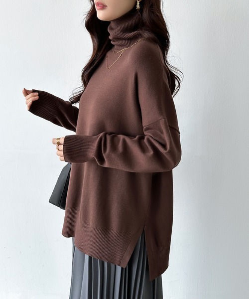 COCOMOMO(ココモモ)の「タートルネックニット スリット入り ゆったりドロップショルダーニット(ニット/セーター・レディース・パープル/ホワイト/ブラック/グレー/ダークブラウン/ベージュ・FREE)」の4枚目の写真