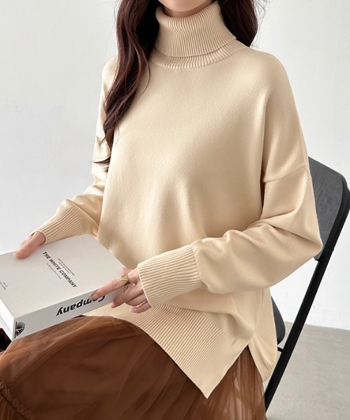 COCOMOMO(ココモモ)の「タートルネックニット スリット入り ゆったりドロップショルダーニット(ニット/セーター・レディース・パープル/ホワイト/ブラック/グレー/ダークブラウン/ベージュ・FREE)」の12枚目の写真