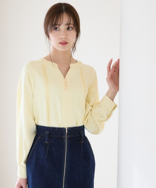 Andemiu(アンデミュウ)の「キンボタンスキッパーブラウス308206(シャツ/ブラウス・レディース・ネイビー/オフホワイト/ホワイト×ブラック/イエロー・FREE)」の4枚目の写真