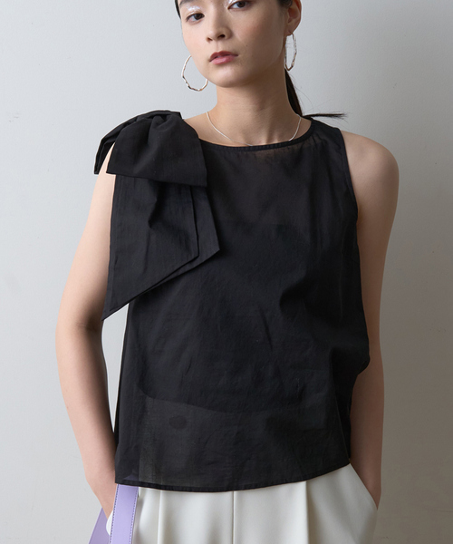 EMMA　ROUGE VIF（エマルージュヴィフ）の「【一部店舗限定】ショルダービッグリボンブラウス（シャツ/ブラウス・レディース・ホワイト/ブラック・フリー）」の2枚目の写真