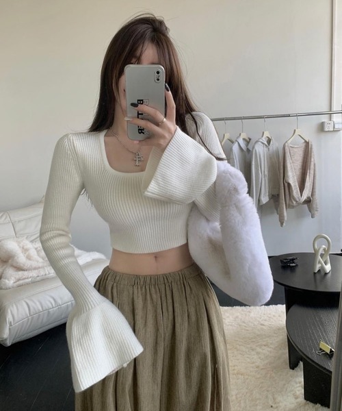 LYEON(リヨン)の「バックレースアップフレアスリーブショート丈ニット(ニット/セーター・レディース・ブラック/レッド/ホワイト・FREE)」の2枚目の写真