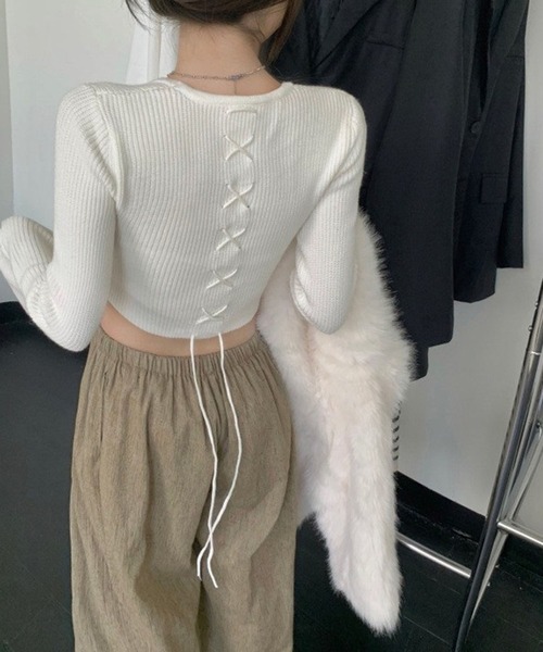 LYEON(リヨン)の「バックレースアップフレアスリーブショート丈ニット(ニット/セーター・レディース・ブラック/レッド/ホワイト・FREE)」の6枚目の写真