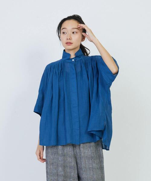 LOISIR（ロワズィール）の「ラミーワッシャータックギャザーブラウス（シャツ/ブラウス・レディース・オフホワイト/ブルー/ブラウン・FREE）」の3枚目の写真