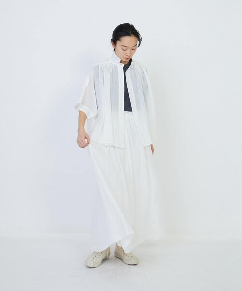 LOISIR（ロワズィール）の「ラミーワッシャータックギャザーブラウス（シャツ/ブラウス・レディース・オフホワイト/ブルー/ブラウン・FREE）」の4枚目の写真