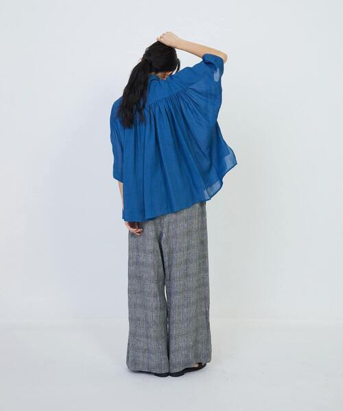 LOISIR（ロワズィール）の「ラミーワッシャータックギャザーブラウス（シャツ/ブラウス・レディース・オフホワイト/ブルー/ブラウン・FREE）」の14枚目の写真