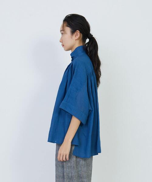 LOISIR（ロワズィール）の「ラミーワッシャータックギャザーブラウス（シャツ/ブラウス・レディース・オフホワイト/ブルー/ブラウン・FREE）」の16枚目の写真