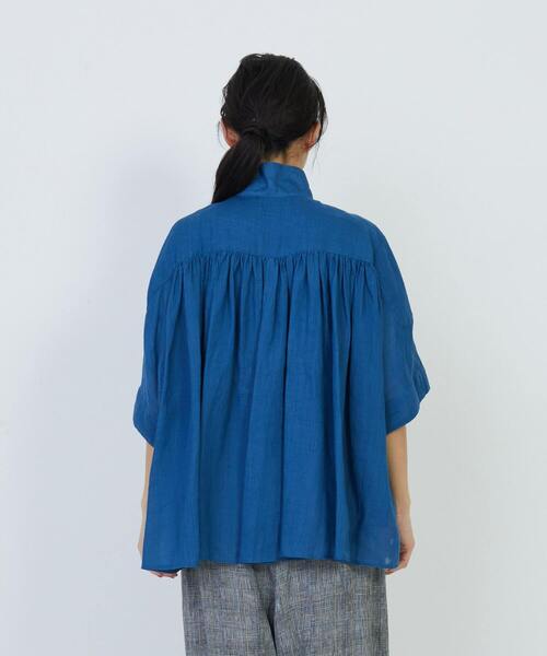 LOISIR（ロワズィール）の「ラミーワッシャータックギャザーブラウス（シャツ/ブラウス・レディース・オフホワイト/ブルー/ブラウン・FREE）」の17枚目の写真