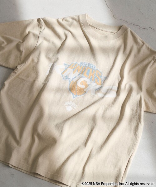 NBA（エヌビーエー）の「NBA別注ヴィンテージライクプリントTシャツ（Tシャツ/カットソー・メンズ・ホワイト/グレー/パープル/ネイビー/ベージュ/ブラック/レッド/その他1・M/L/XL）」の4枚目の写真