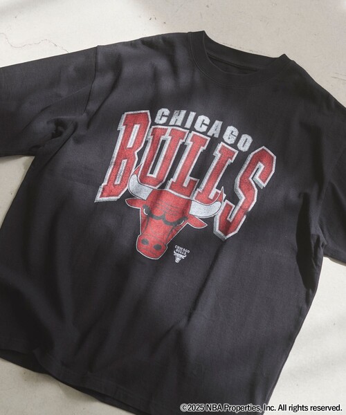 NBA（エヌビーエー）の「NBA別注ヴィンテージライクプリントTシャツ（Tシャツ/カットソー・メンズ・ホワイト/グレー/パープル/ネイビー/ベージュ/ブラック/レッド/その他1・M/L/XL）」の2枚目の写真