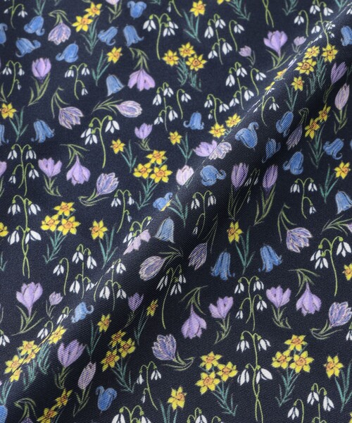 MACKINTOSH PHILOSOPHY（ﾏｯｷﾝﾄｯｼｭ ﾌｨﾛｿﾌｨｰ）の「Snowblue Gardenシルクプリントスカーフ（バンダナ/スカーフ・レディース・ホワイト系その他/グリーン/ライトブルー・FREE）」の4枚目の写真