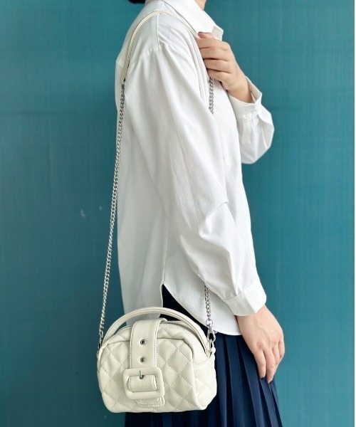 Tomieco(トミエコ)の「キルティングショルダーバッグ ベルトモチーフ チェーンショルダー(ショルダーバッグ・レディース・レッド/オフホワイト/シルバー/ブラック・FREE)」の1枚目の写真