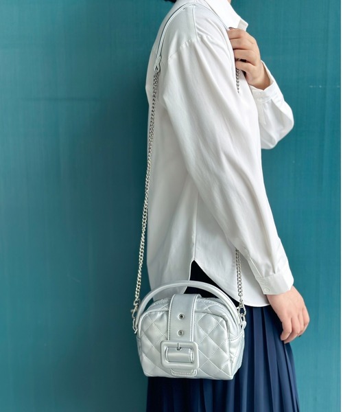 Tomieco(トミエコ)の「キルティングショルダーバッグ ベルトモチーフ チェーンショルダー(ショルダーバッグ・レディース・レッド/オフホワイト/シルバー/ブラック・FREE)」の5枚目の写真