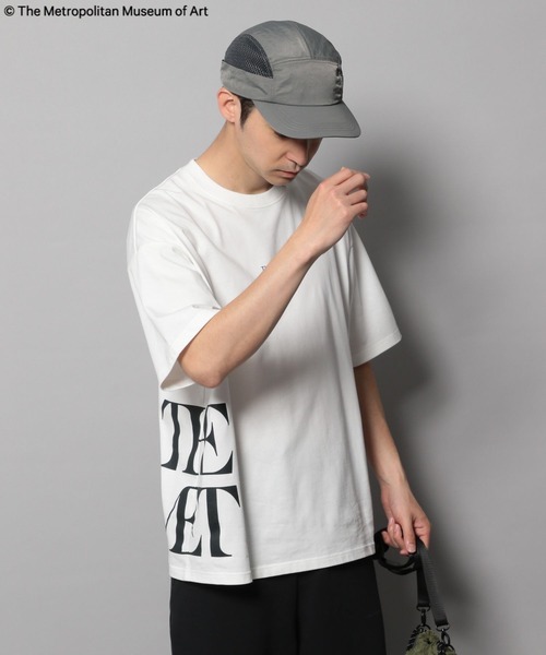 BAYFLOW（ベイフロー）の「【The Met/メトロポリタン美術館】グラフィックTシャツ（Tシャツ/カットソー・メンズ・ホワイト/ホワイト系その他/ホワイト系その他2/ブラック/ブラック系その他・MEDIUM/LARGE）」の1枚目の写真