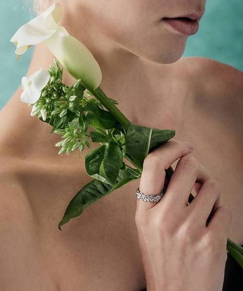 CHARLES & KEITH(チャールズ & キース)の「Rosalind ロザリンド フラワーモチーフリング(リング・レディース・ゴールド系その他3/ゴールド系その他4/シルバー系その他4・S/M)」の2枚目の写真